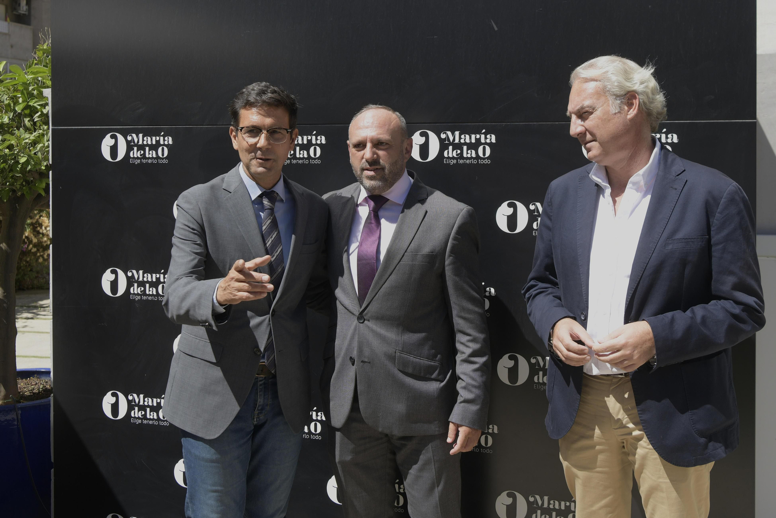 El alcalde de Granada, Francisco Cuenca junto al presidente de Proyecto Hombre, Manuel Mingorance y el concejal de Deportes, José Antonio Huertas.