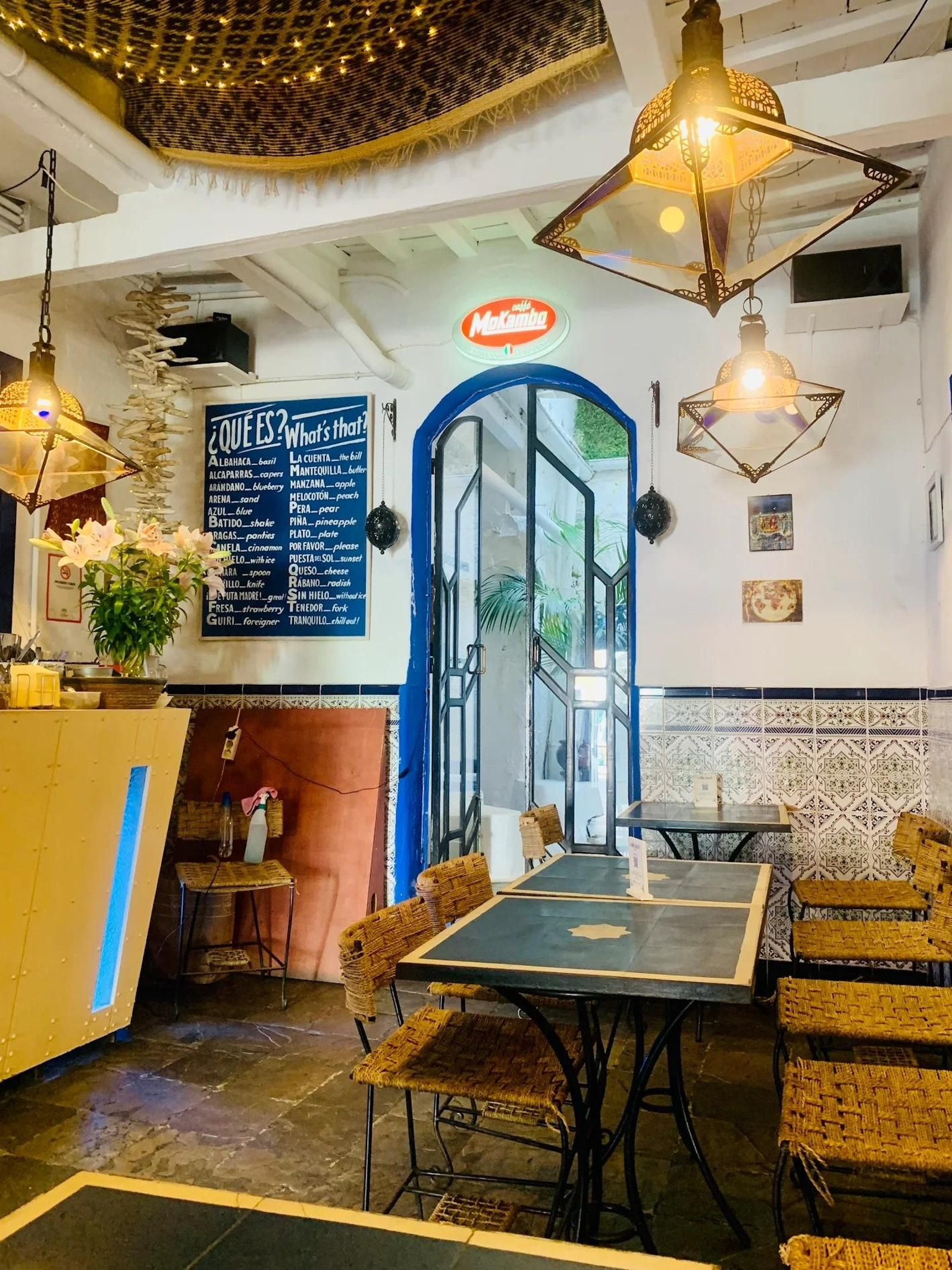 Interior de Café Azul, en Tarifa.