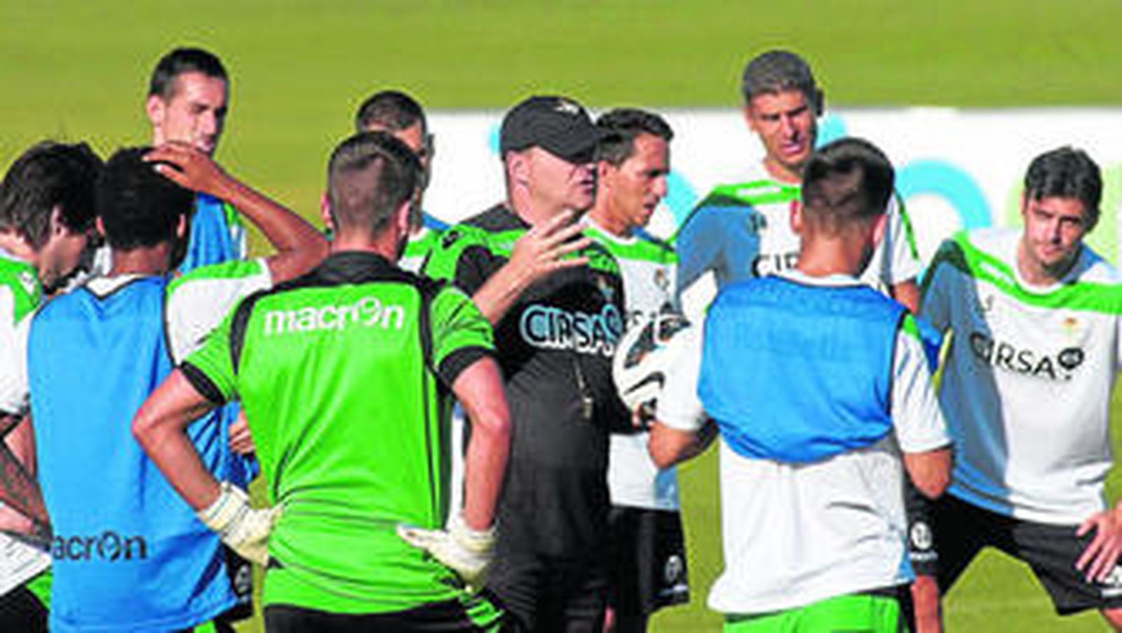 Pepe Mel reúne a sus jugadores en un corrillo para darles instrucciones durante el entrenamiento de ayer.