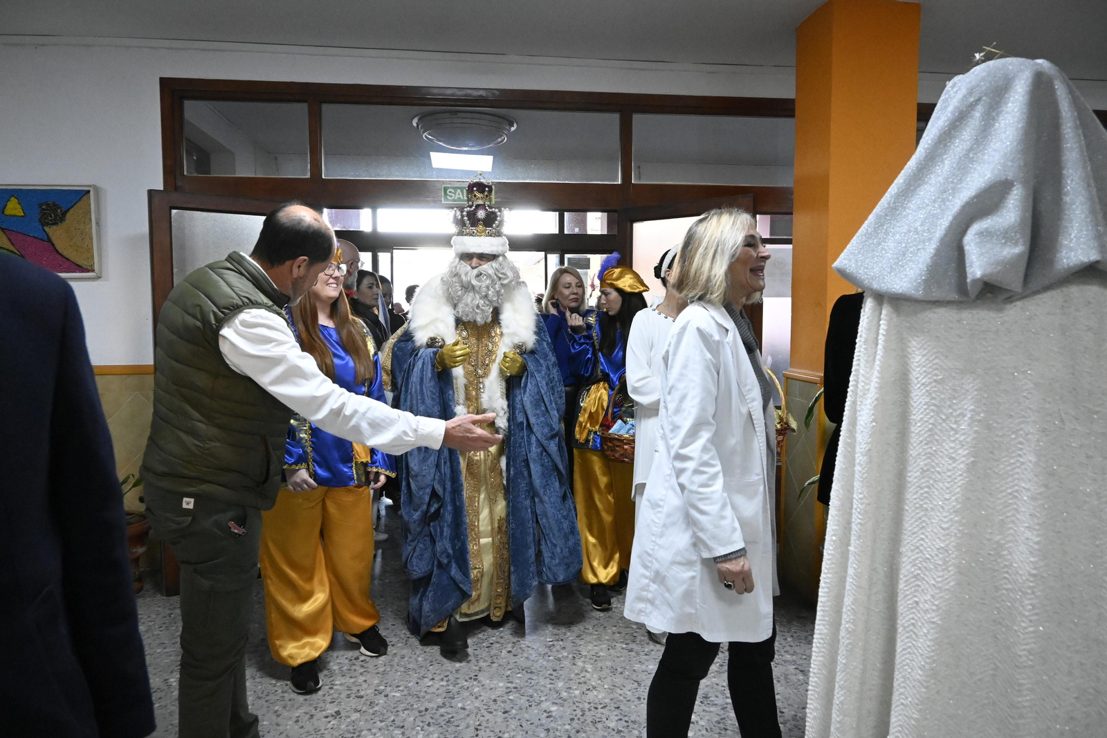 Visita de los Reyes Magos a los ancianos de los asilos de Huelva, en imágenes