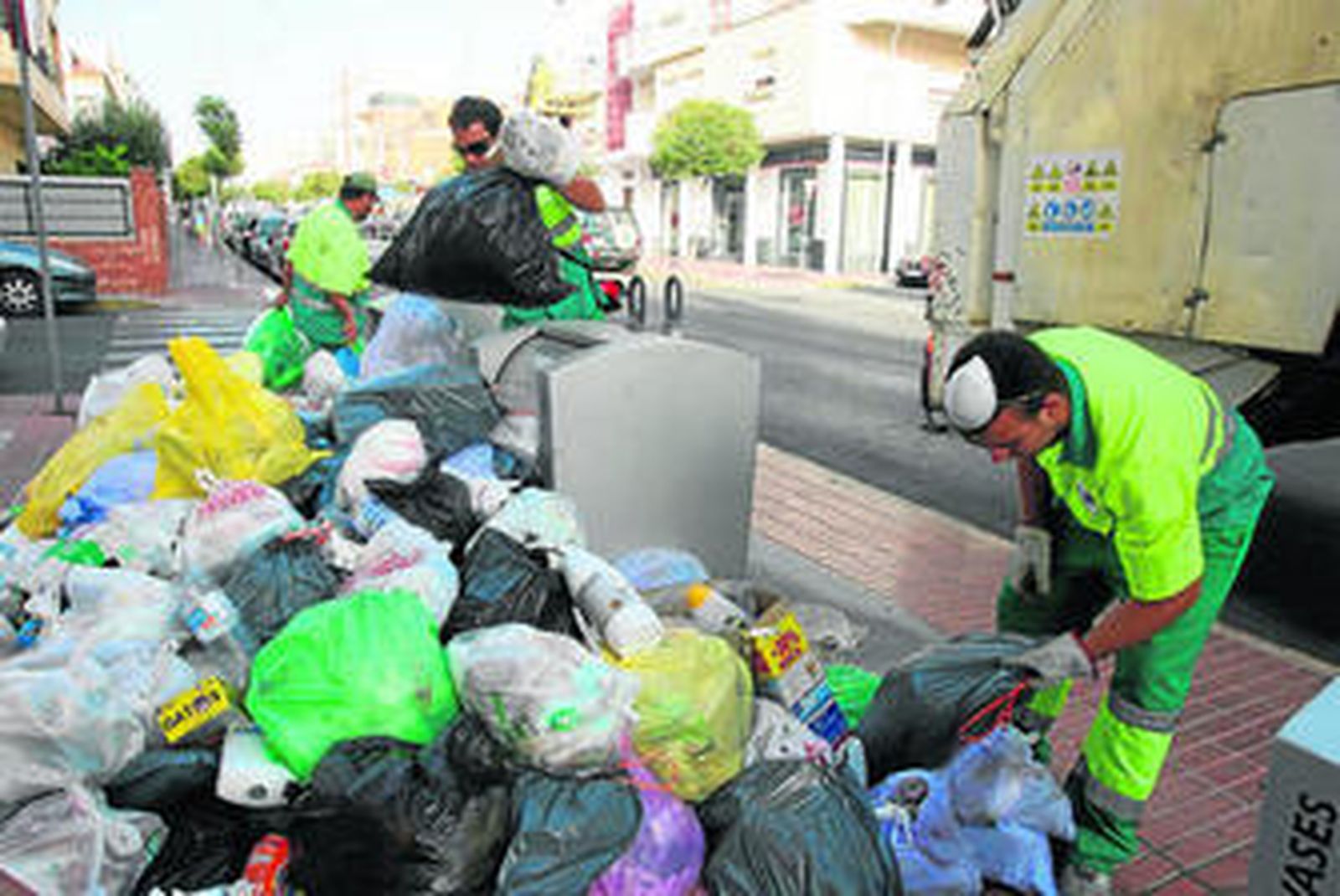 Un acuerdo de última hora pone fin a cinco días de huelga de basura en Rota