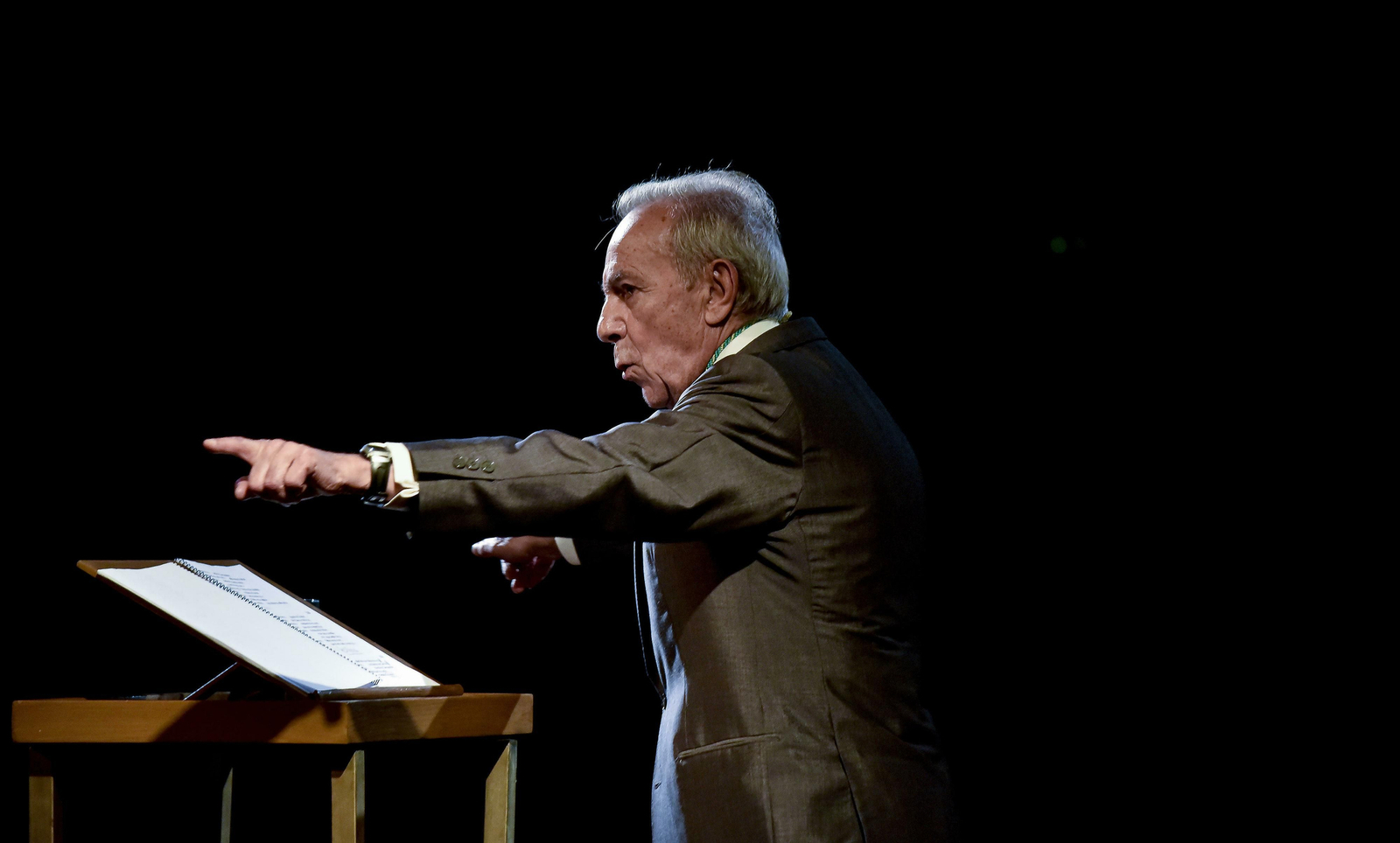 José Luis Gómez, actor y académico, leyendo 'El Cantar del Mío Cid' en la inauguración del congreso de la Asale.