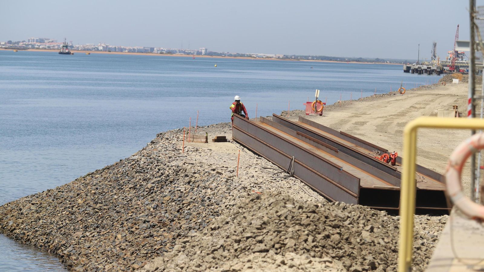 Colocación de las tablestacas en la pantalla principal del nuevo muelle.