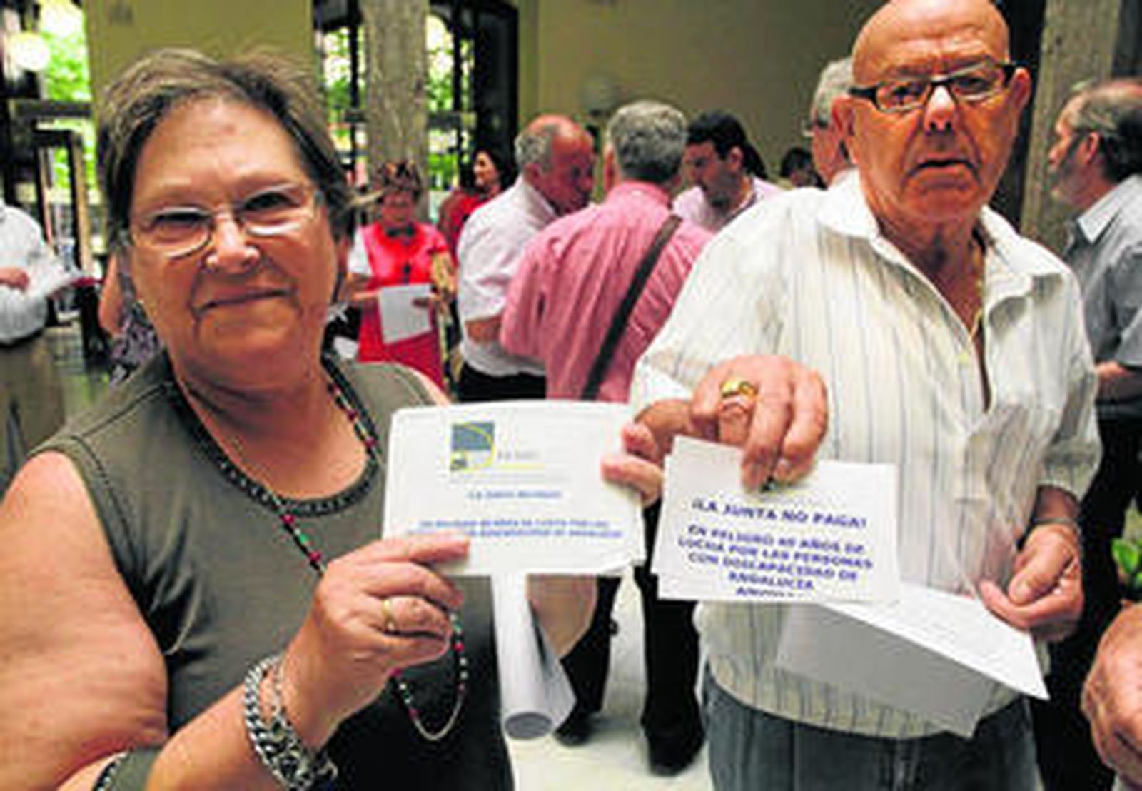 Representantes de asociaciones y fundaciones se concentraron ayer ante la Delegación de Hacienda.