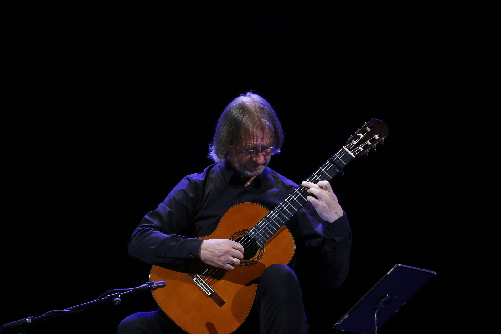 El guitarrista David Russell durante su concierto en el Festival de la Guitarra.