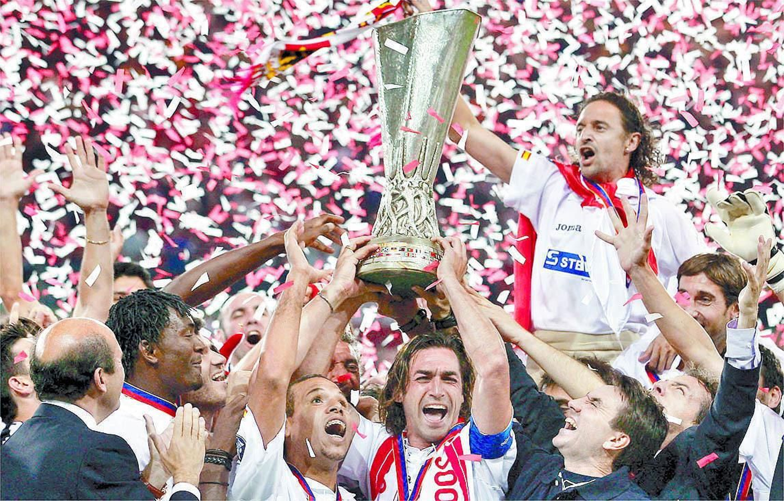 Javi Navarro alza al cielo de Eindhoven la primera Copa de la UEFA del Sevilla.