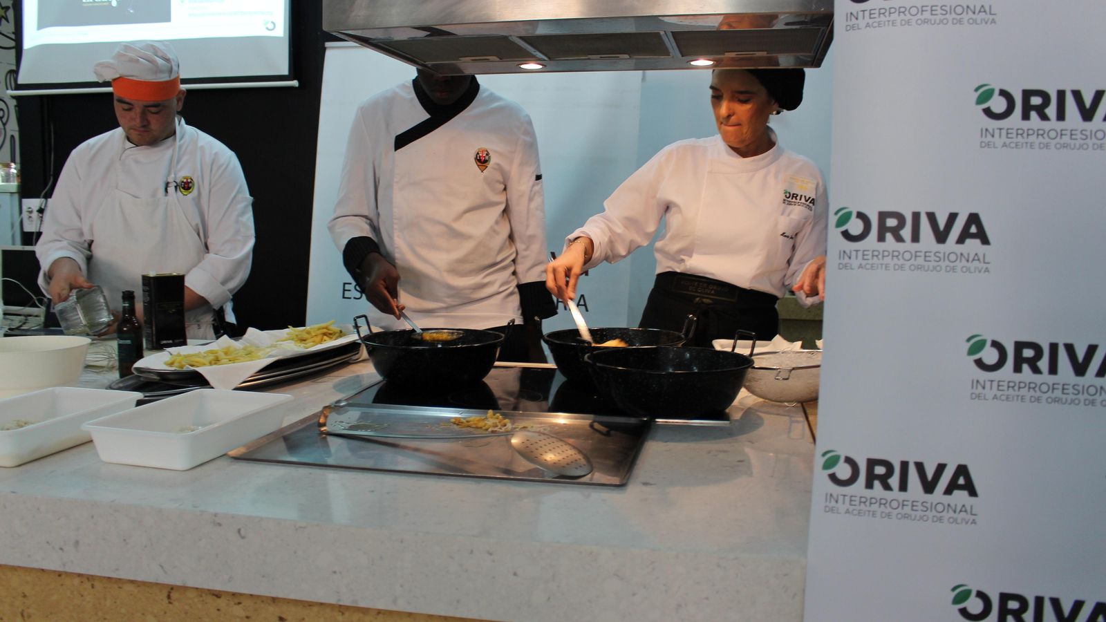 Un momento de la elaboración de las recetas.