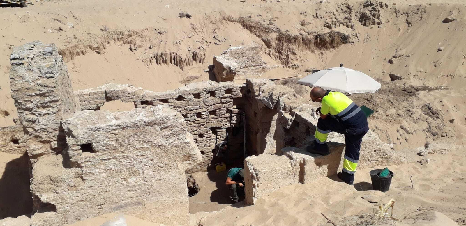 Excavación de las termas romanas en los Caños de Meca