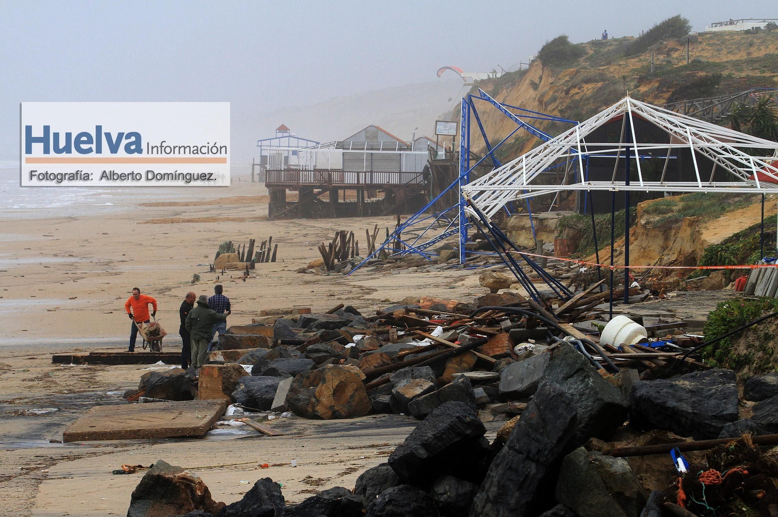 Imágenes del temporal de viento y lluvia en la playa de Matalascañas