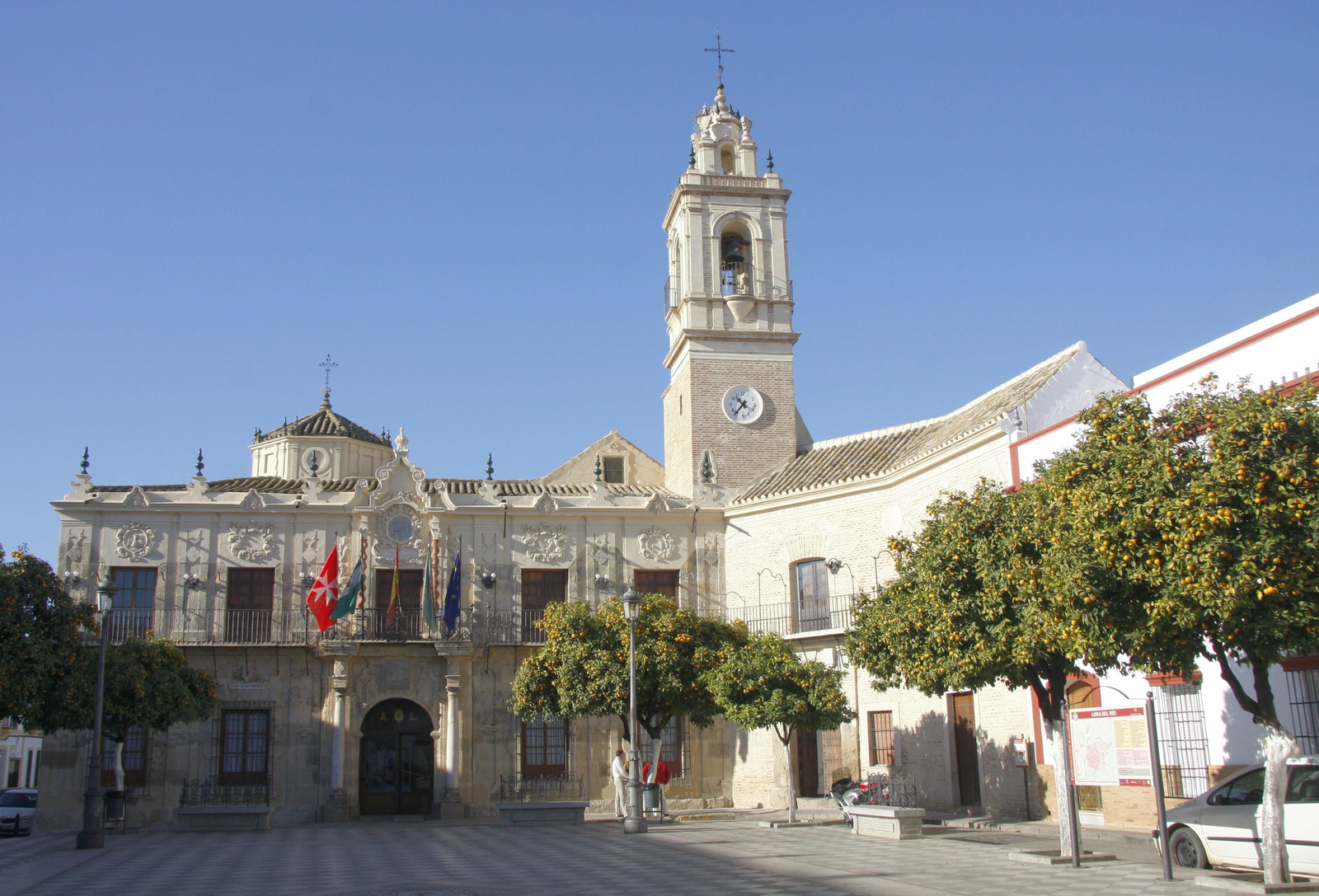 El Ayuntamiento de Lora del Río.