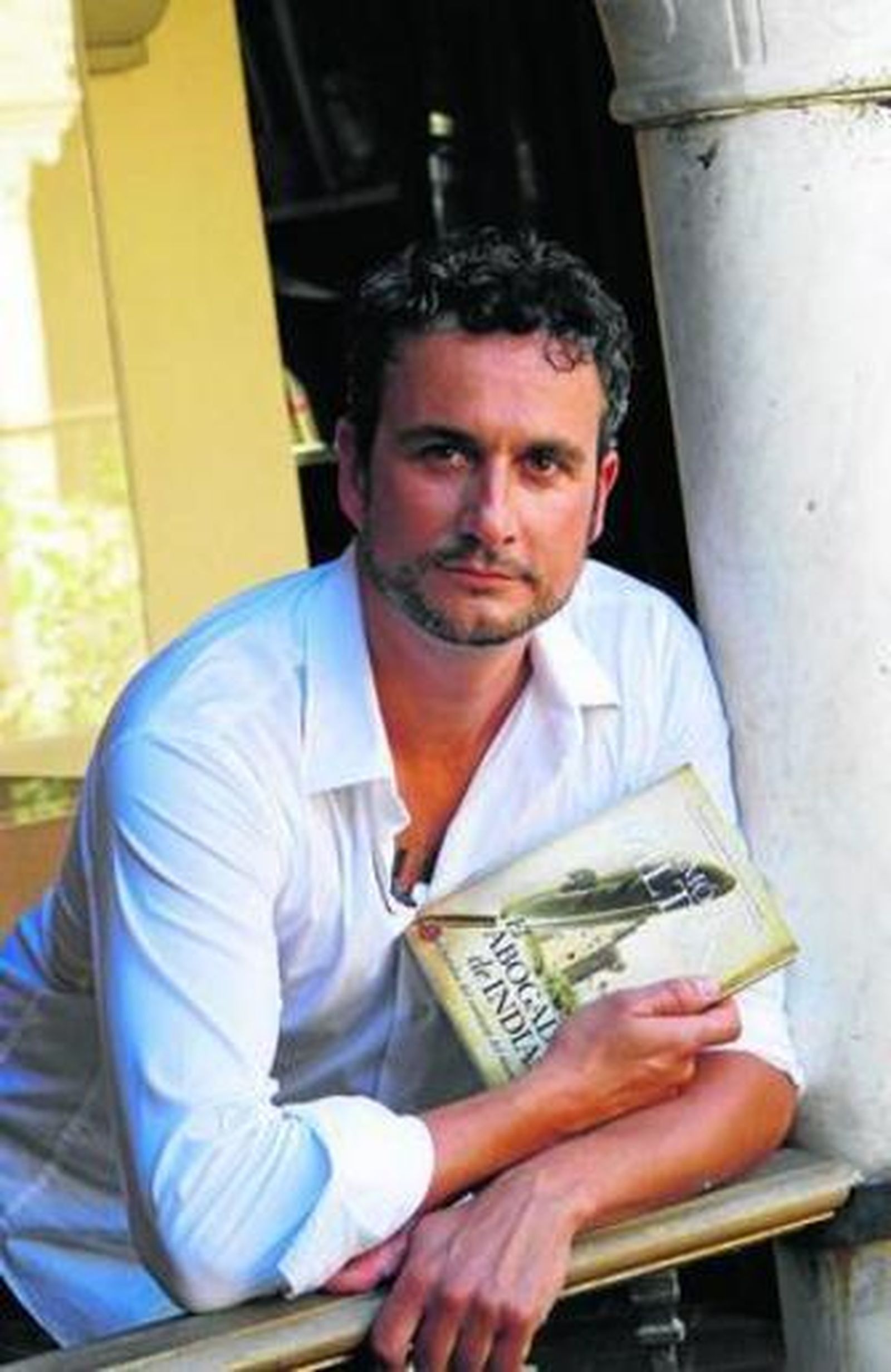 Amós Milton, en la presentación de su novela.