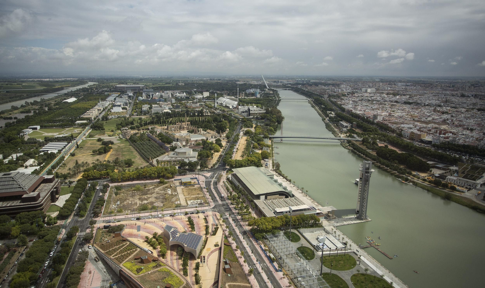 Vista aérea del parque fluvial de Magallanes junto a la Torre Schindler.