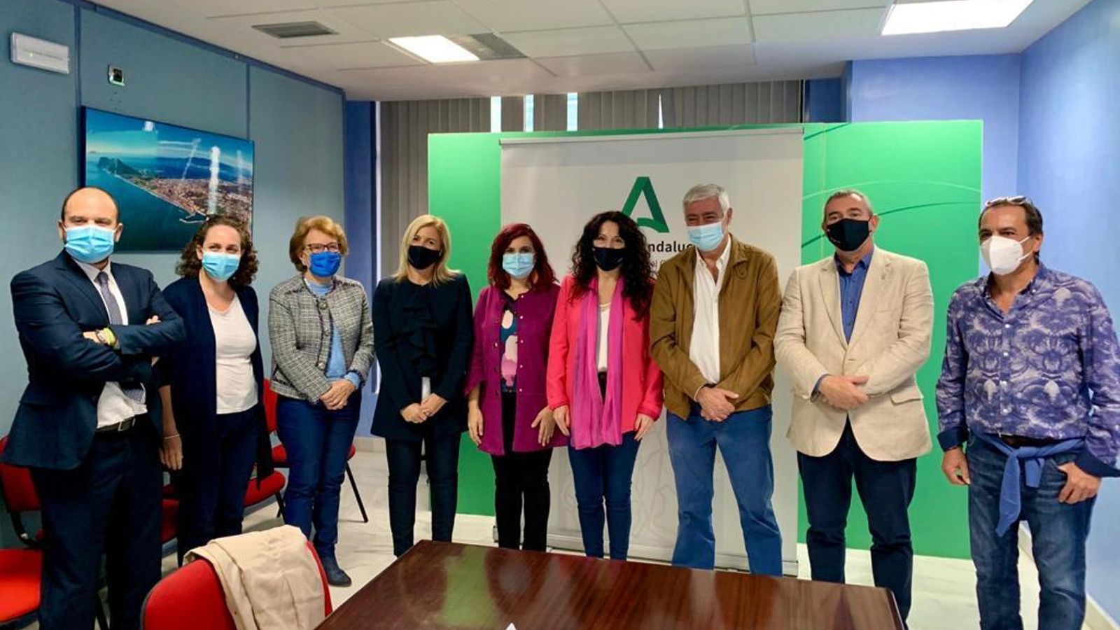 Los representantes del movimiento asociativo con los responsables de la Junta, en una reunión.