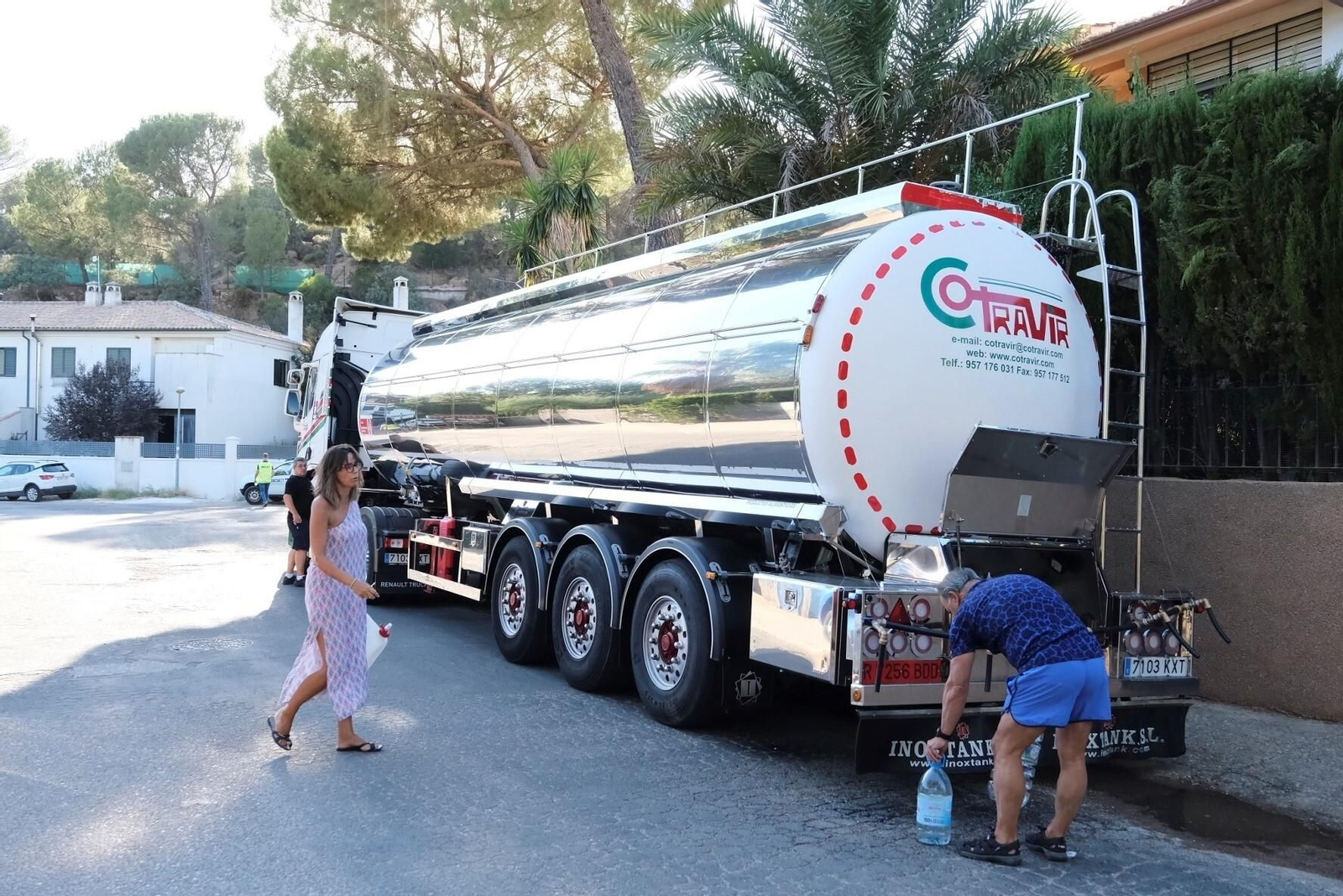 Los camiones cisterna de Emacsa ya abastecen a los vecinos de Las Jaras, en imágenes