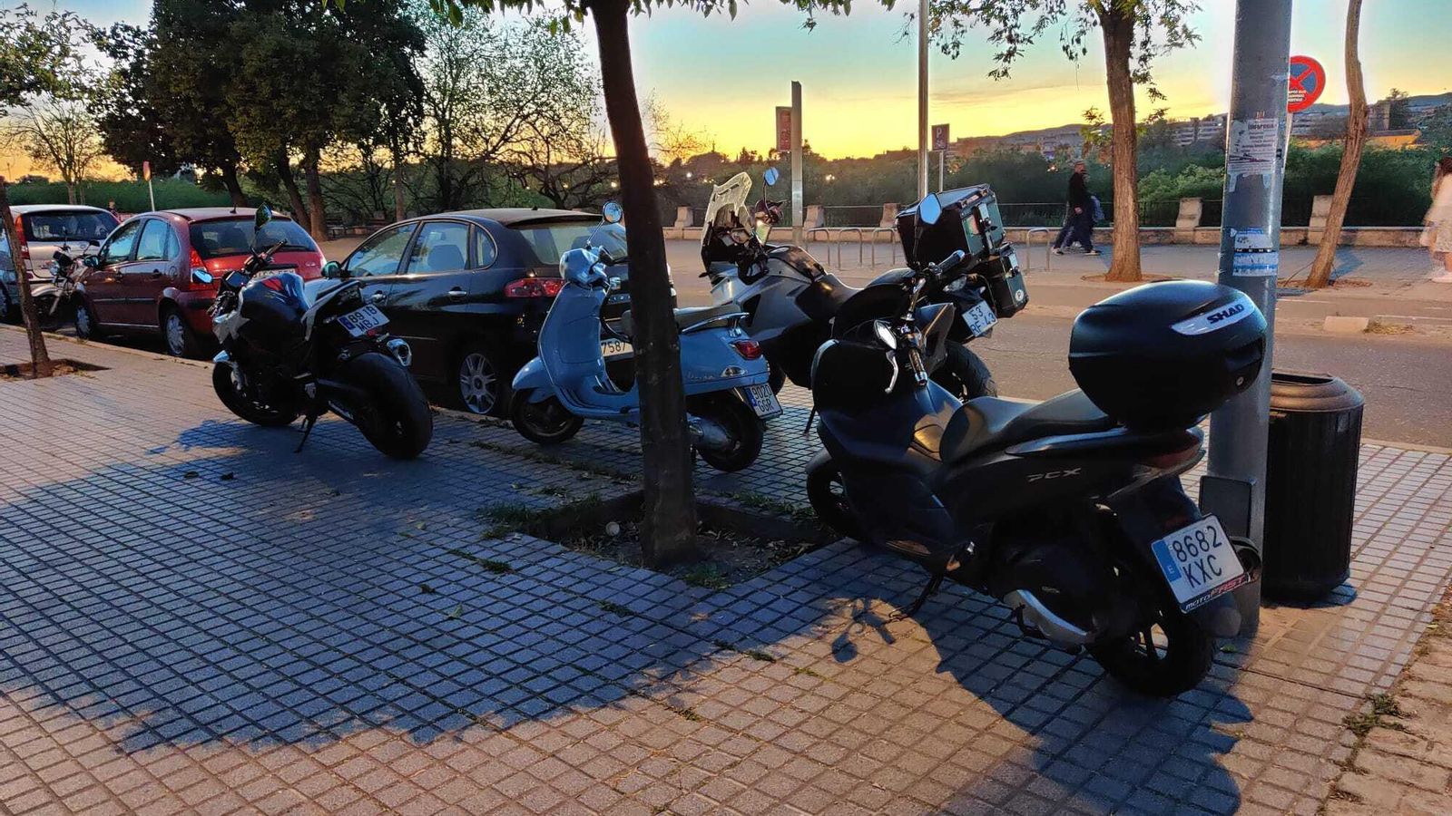 Motos en las aceras.