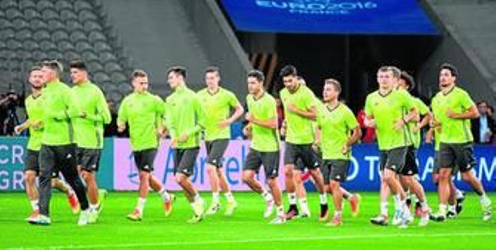 La selección alemana calienta en la sesión que realizó ayer en el estadio Pierre Mauroy, de Lille, para preparar su debut en la Eurocopa de hoy ante Ucrania.