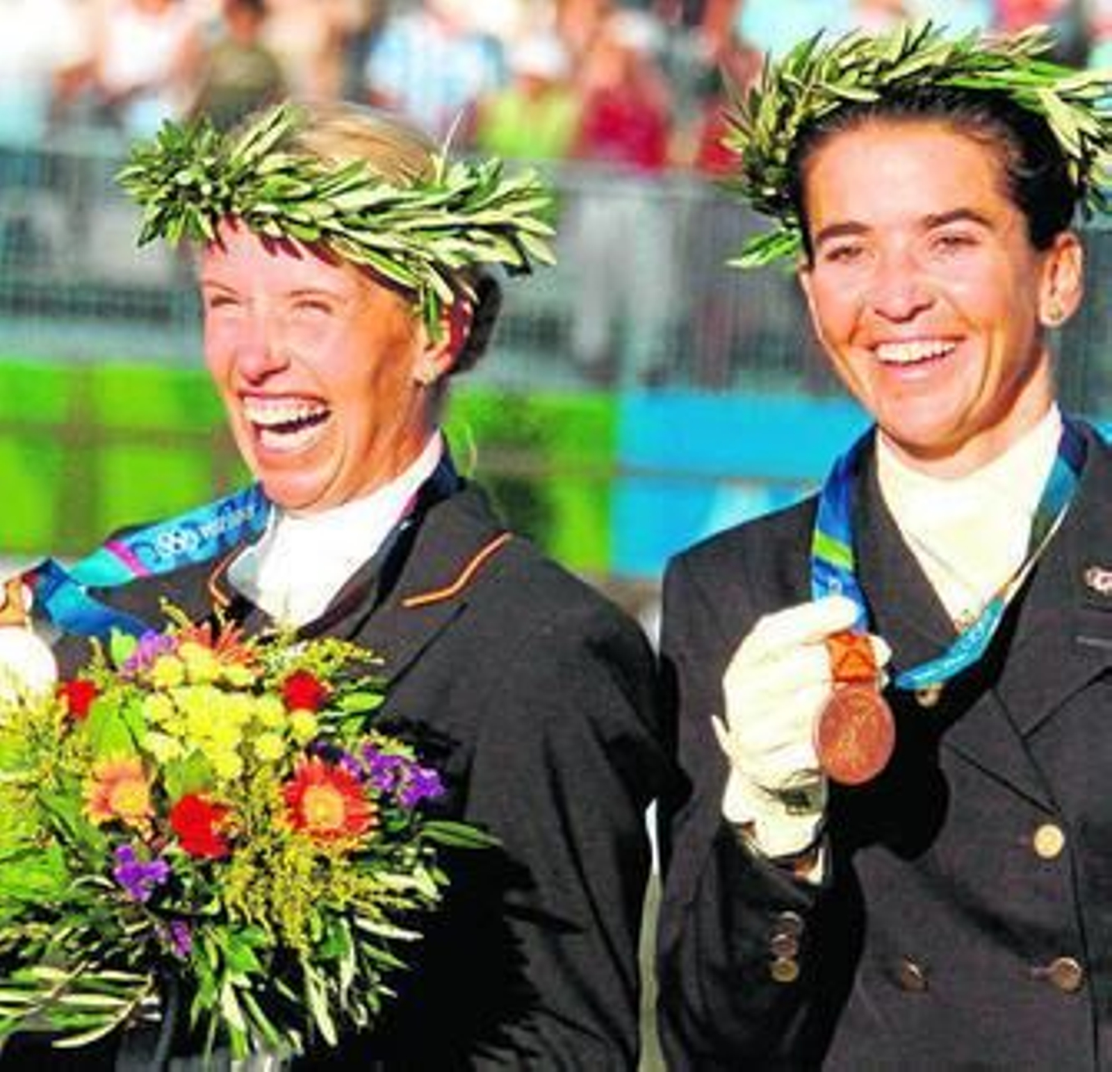 Beatriz Ferrer-Salat, a la derecha, en el podio de Atenas'04.