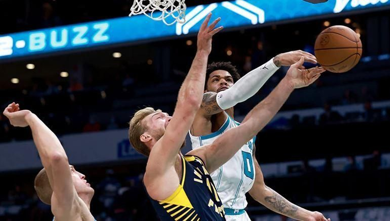 Domas Sabonis, en una acción del partido en Charlotte.