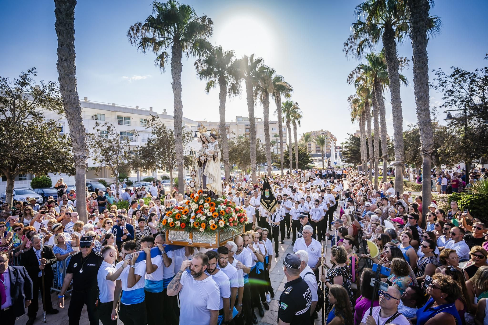 La procesión de la Virgen del Carmen y Santa Ana pone el broche final a las fiestas del Puerto de Roquetas