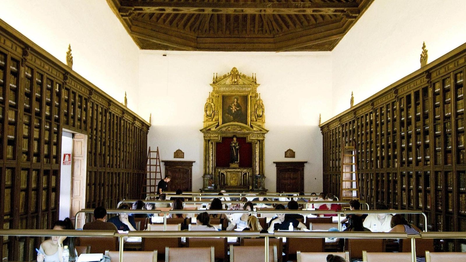 Interior de la Biblioteca del Hospital Real, corazón del patrimonio bibliográfico de la Universidad de Granada.