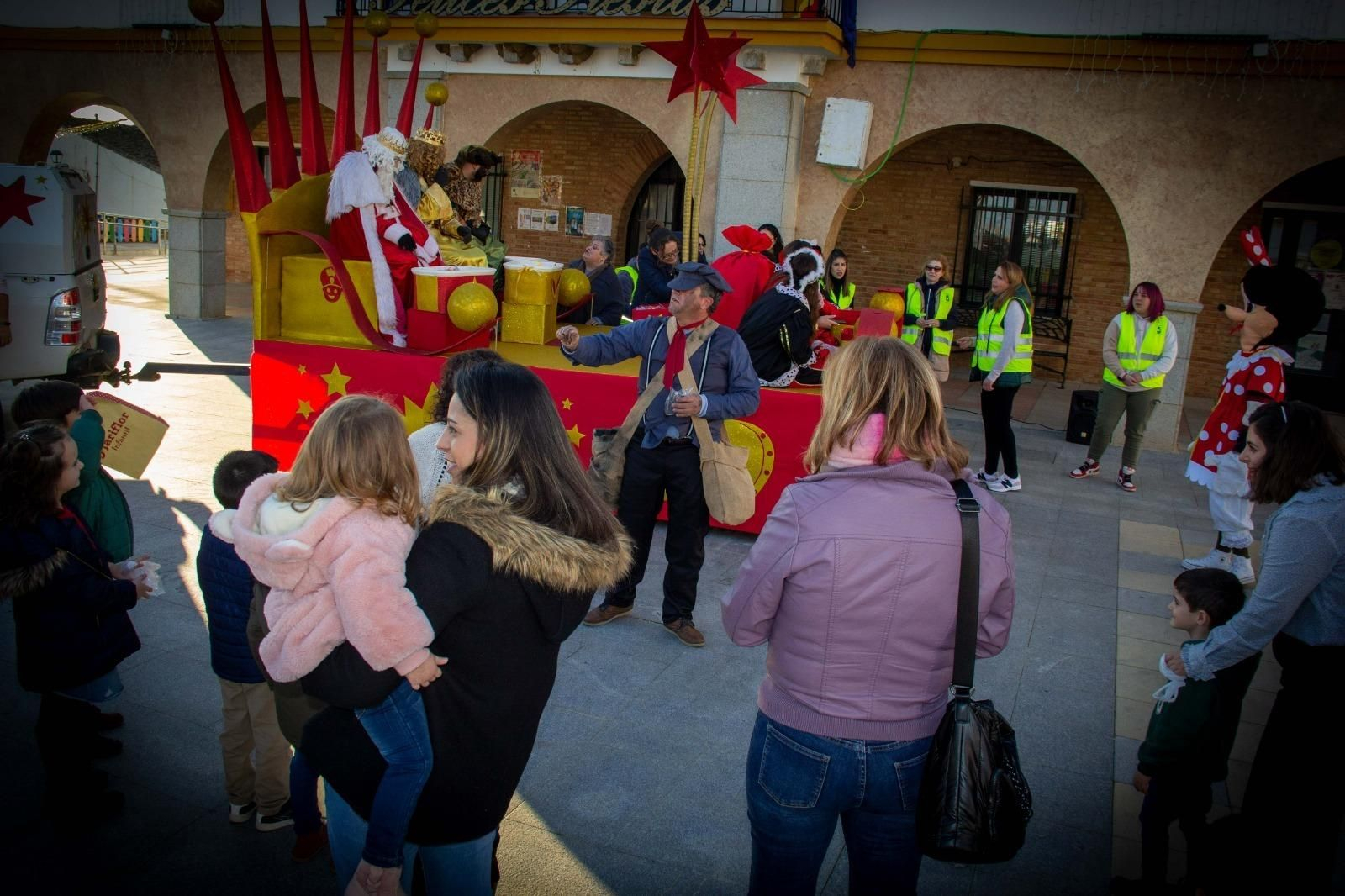 El carbonero recorre Los Blázquez para regañar a quienes se han portado mal El carbonero recorre Los Blázquez para regañar a quienes se han portado mal