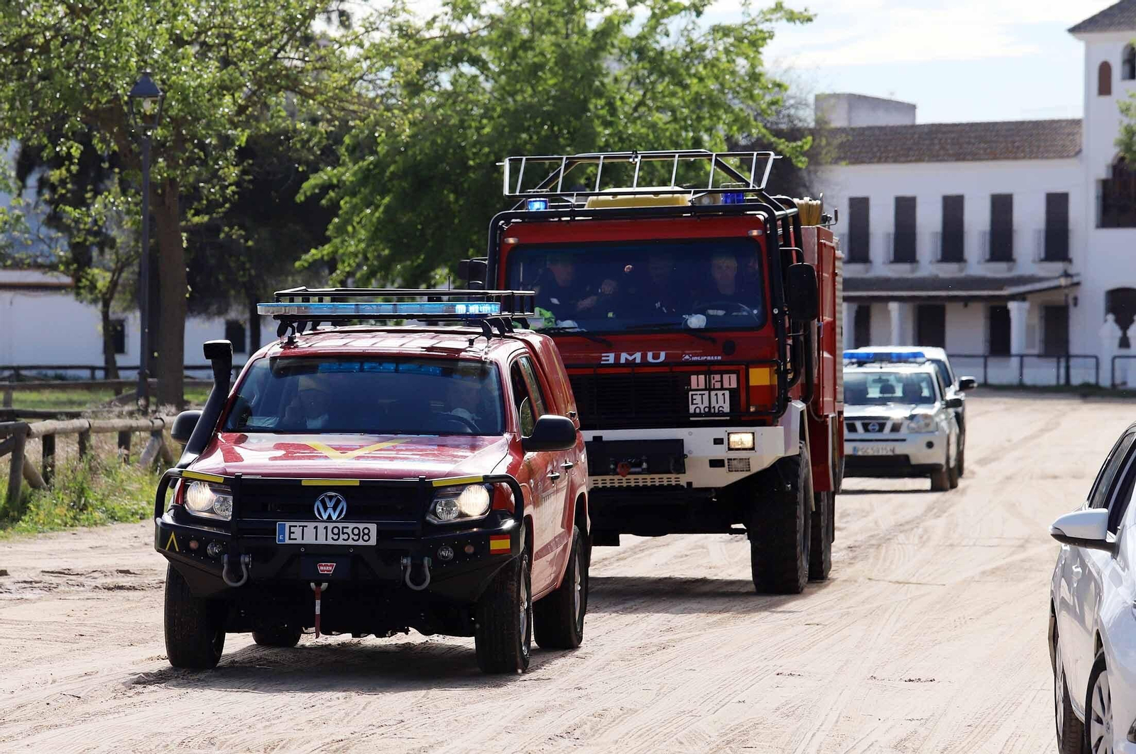 Imágenes de la presencia de la UME en el Rocío para el confinamiento