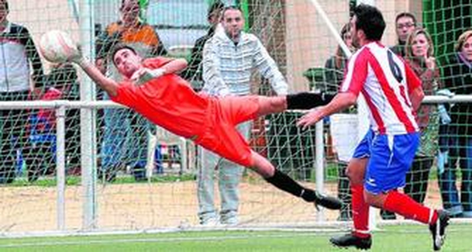 El cancerbero del Algeciras B fue uno de los grandes protagonistas del encuentro.