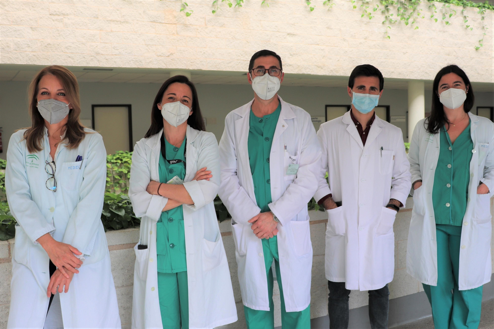 En la imagen, algunos de los ginecólogos de la Unidad de Ginecología Oncológica y Patología del Tracto Genital Inferior del Hospital Universitario uan Ramón Jiménez. De derecha a izquierda: los/as doctores/as Cinta Daza, Lorena Fernández-Villarrenaga, José Antonio Rojas, Francisco M. Montero y Elga López.