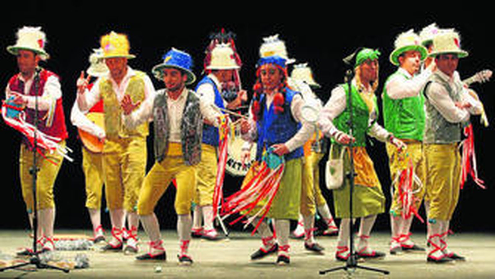 Un instante de la actuación de la chirigota de Algeciras Los retrasaos (más tarde que nunca).