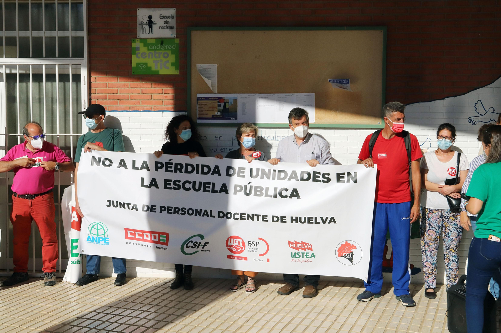 Imágenes de la concentración de profesores, padres y alumnos del Colegio Tres Carabelas