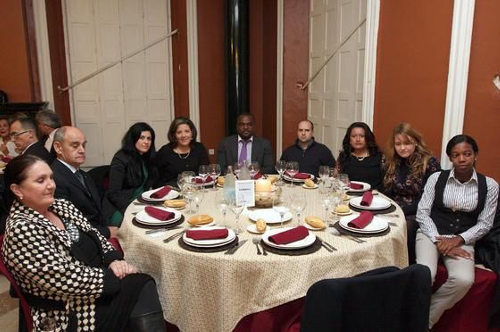 En el centro, el presidente de Fecons, Marius Nsadap, acompañado por voluntarios, trabajadores y compañeros. A su izquierda: Juan Carlos Gómez, Nancy Rosada, Laura Domínguez y Joana Montaño. A su derecha: Ángeles Salguero, Aurora Ruiz, José Luis Mellado Fernández y María Bartolina Galey.