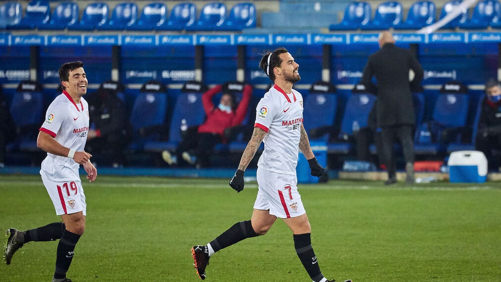 Suso acaba de marcar su golazo y Acuña acude para felicitarle.