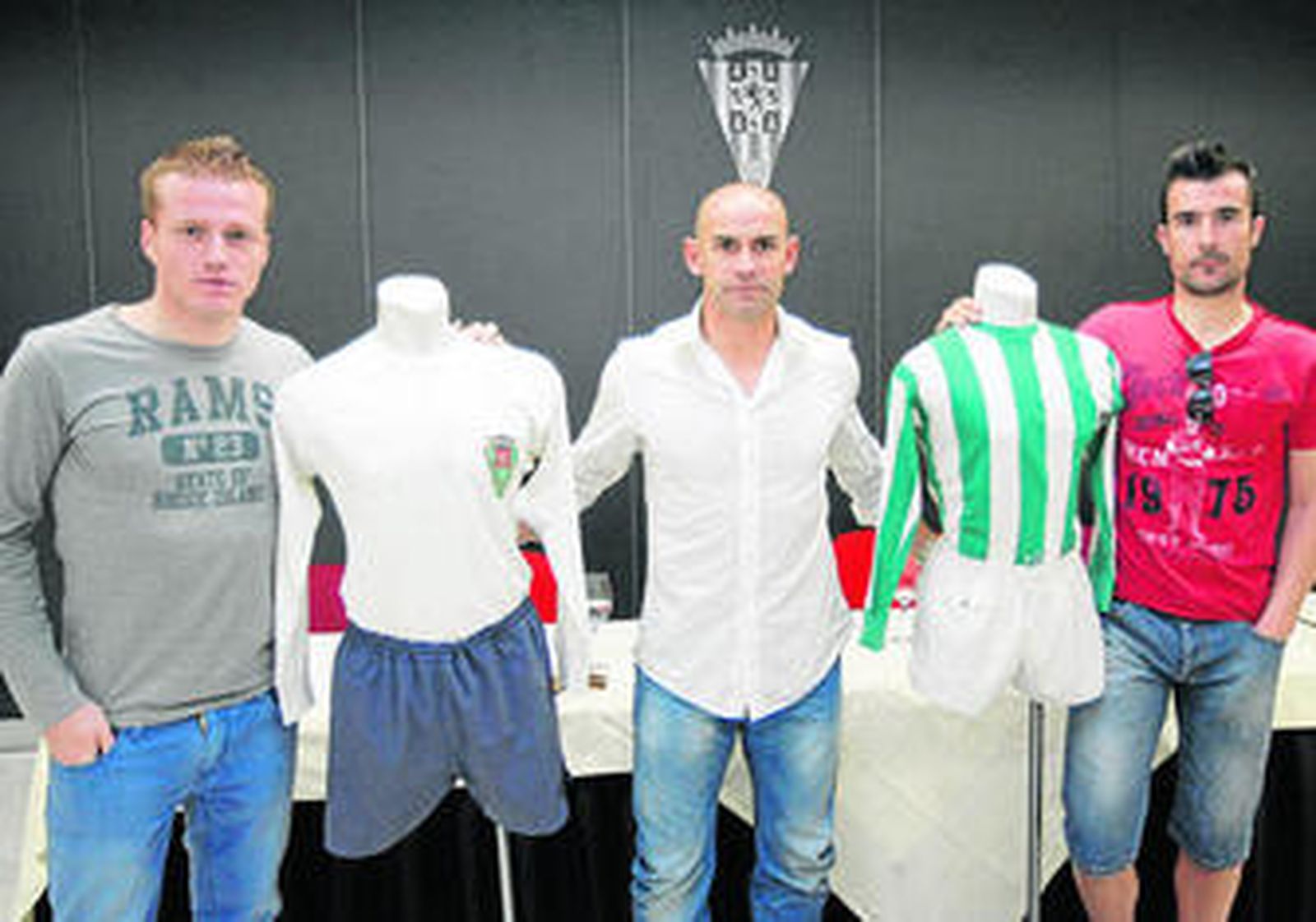Alberto García, Paco Jémez y López Garai posan con las camisetas del Córdoba de la temporada 1961-62, en la que el equipo logró el primer ascenso a Primera División.