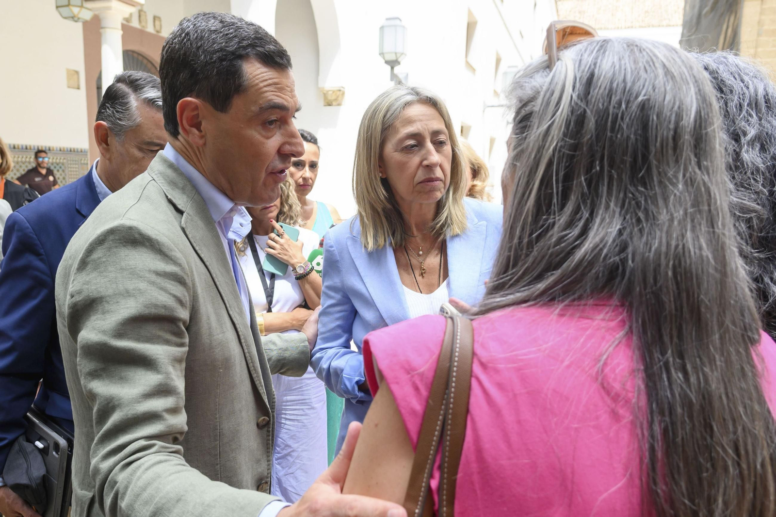 Juanma Moreno y la consejera de Salud en el último pleno del Parlamento andaluz.