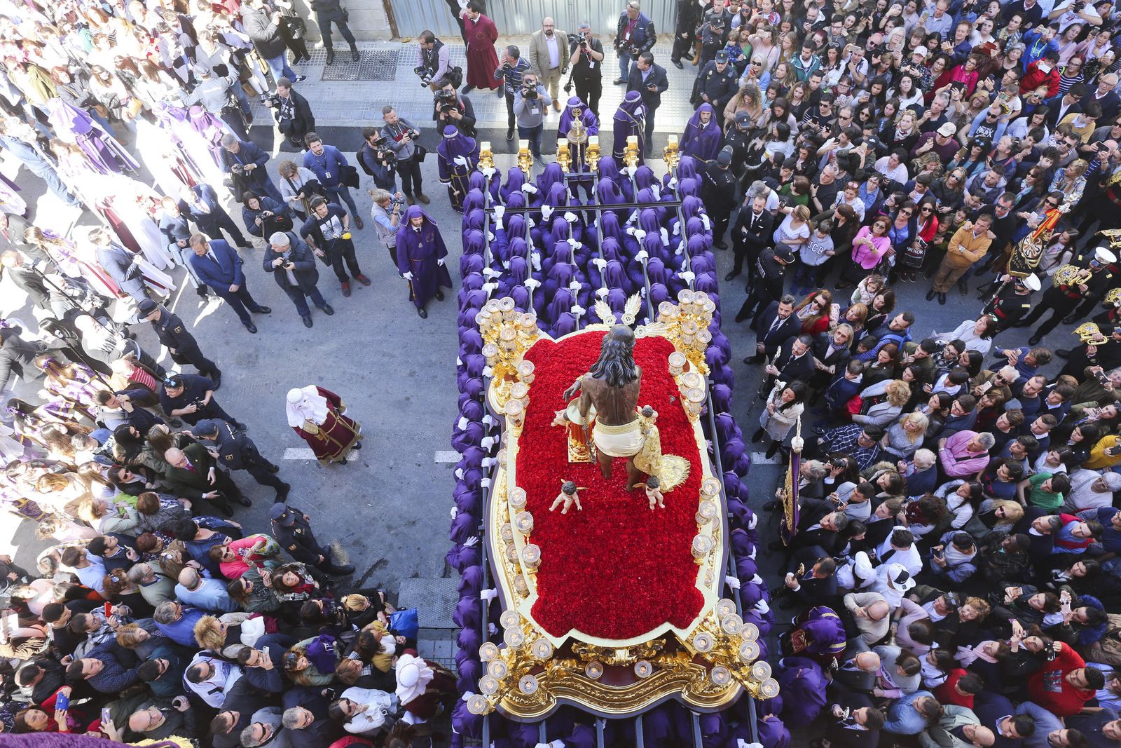 Jesús de la Columna sale desde el interior de su casa hermandad en calle Frailes.