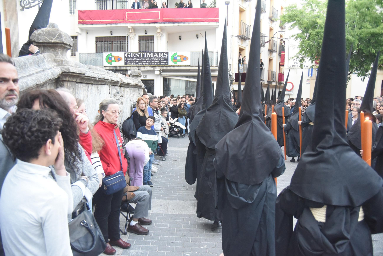 La procesión del Santo Sepulcro en este Viernes Santo de Córdoba, en imágenes