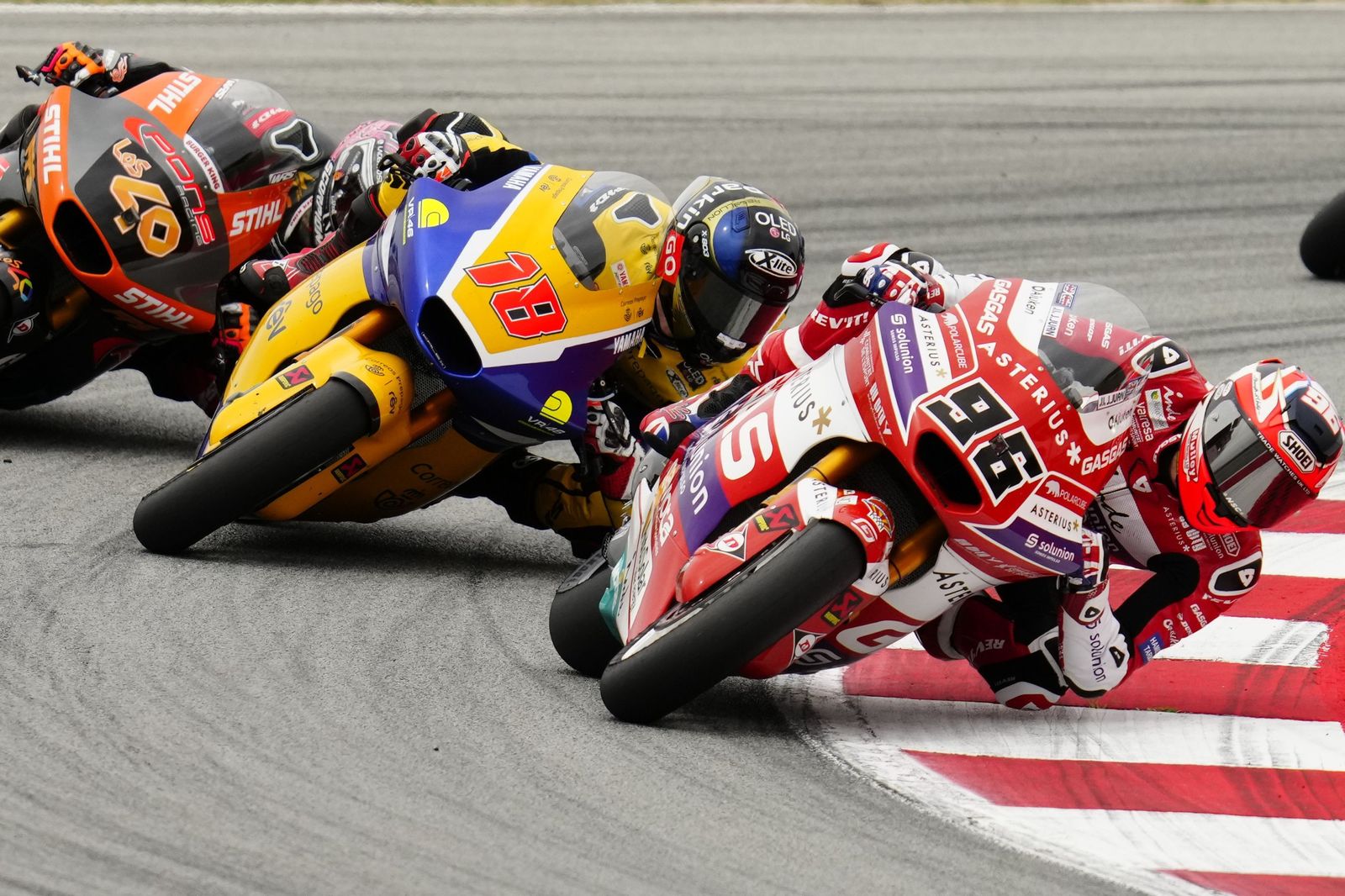 Las cariñosas fotos de Piqué, Clara Chía en el Mundial de Motos en Montmeló