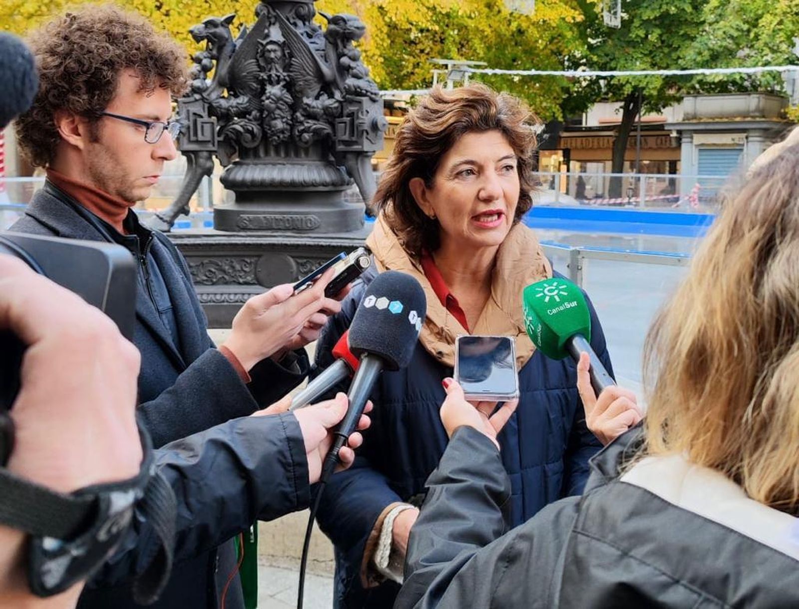 La concejal Elisa Cabrerizo atiende a los medios en la Plaza Bib Rambla de Granada