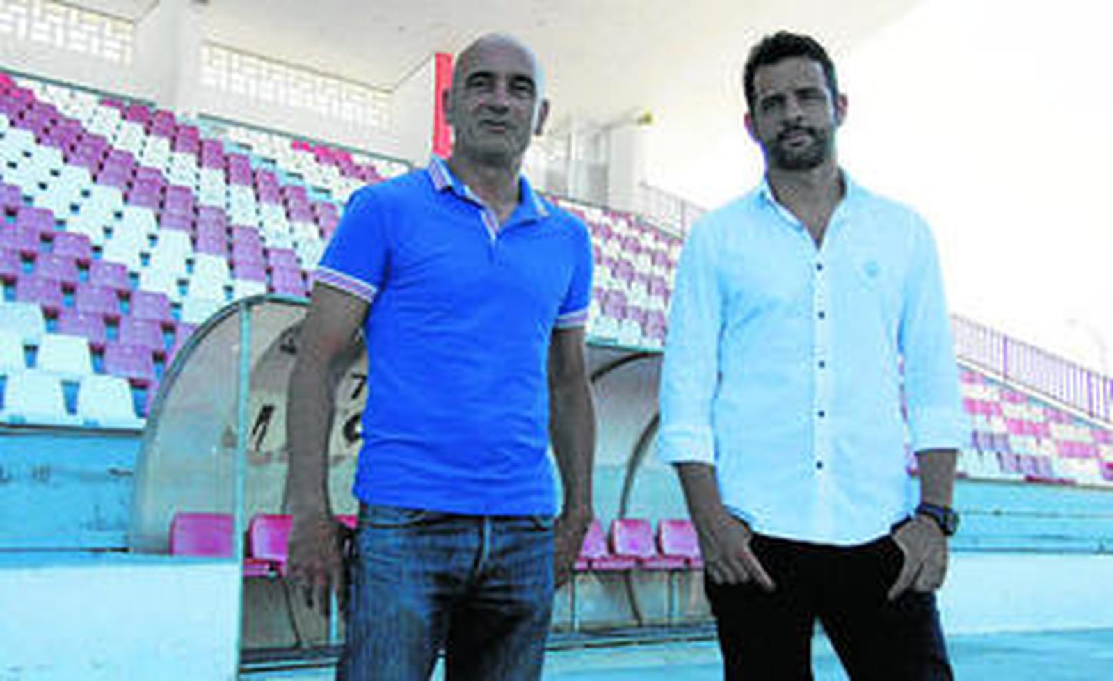 El director deportivo del Racing, Javier Zafra (i), y el técnico, Mere, en las instalaciones del José del Cuvillo.