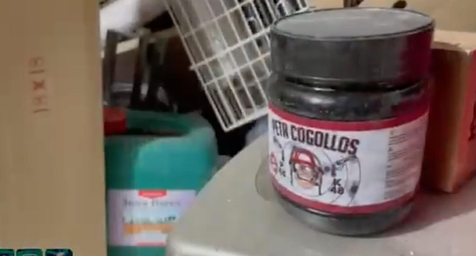 Uno de los botes de fertilizante hallado para el cultivo de marihuana.