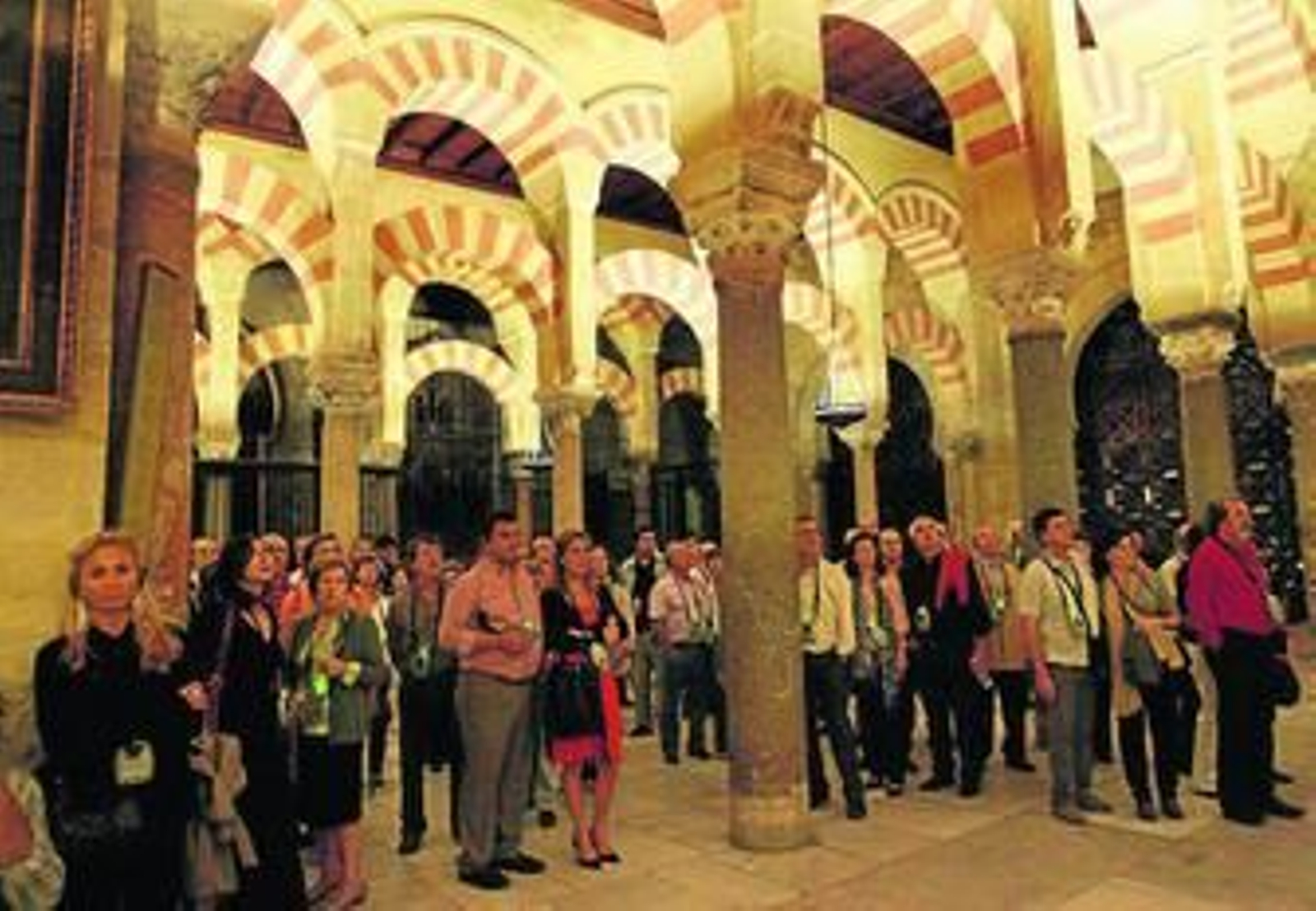 Asistentes al espectáculo nocturno en la Mezquita-Catedral de Córdoba.