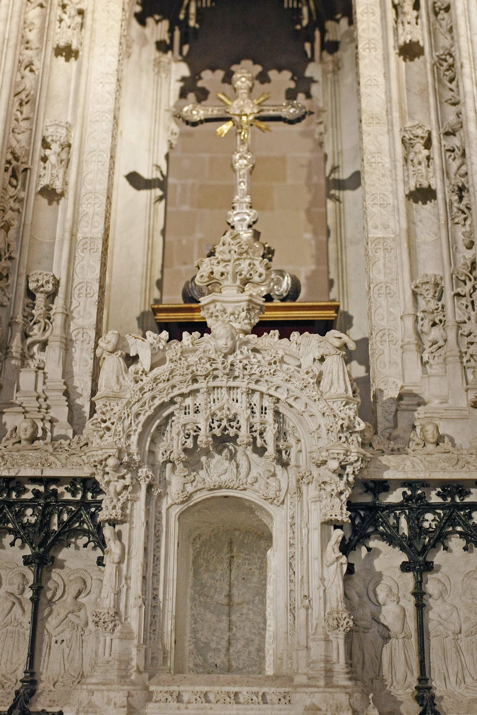 Ángeles con las cabezas cortadas y hueco dejado por el sagrario expoliado.