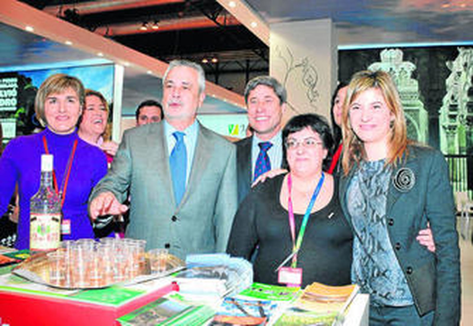 José Antonio Griñán ,a la izquierda, junto con Francisco Pulido y Bibiana Aído, a la derecha.