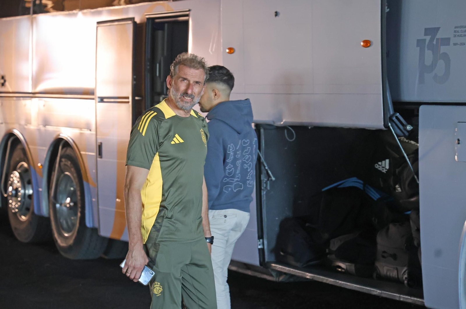 Imágenes de la salida en autobús del Recreativo de Huelva hacia Madrid