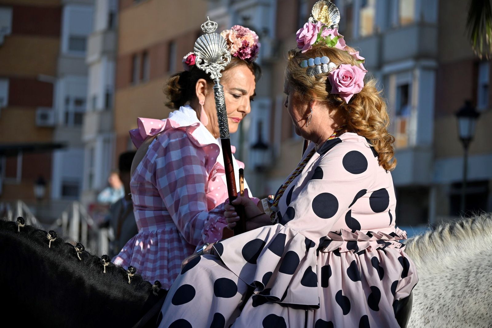Imágenes de los peregrinos de la Hermandad de Emigrantes en su salida por las calles de Huelva