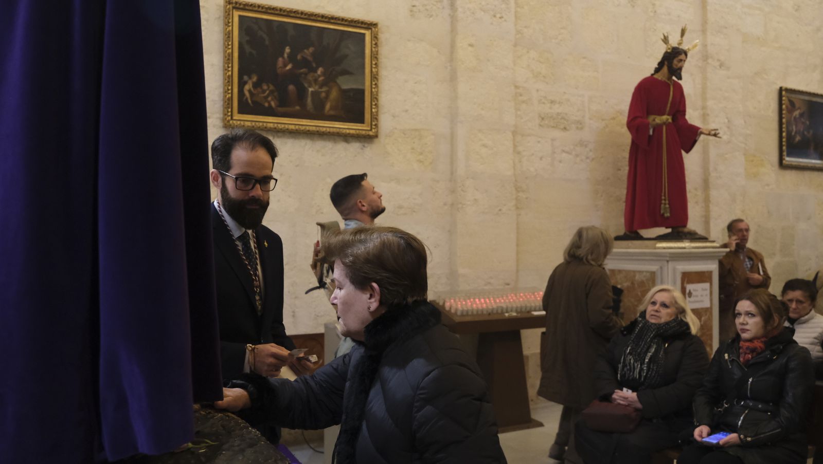 Imágenes del multitudinario besapiés del Cristo de Medinaceli en la Catedral de Almería