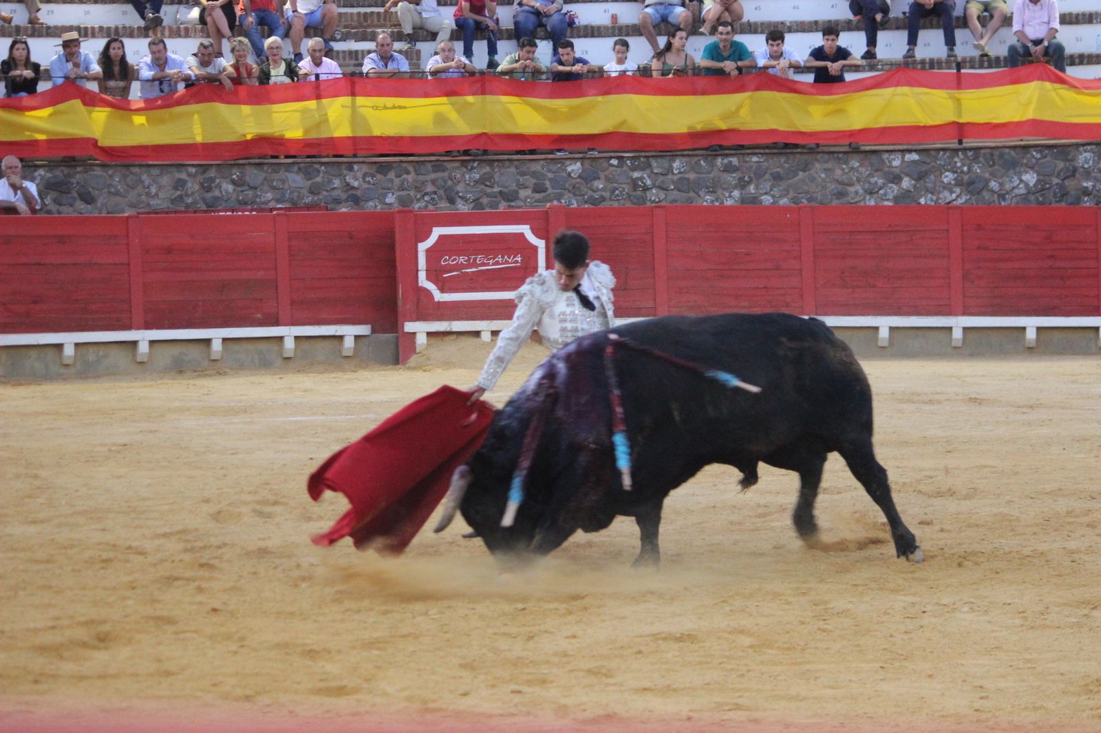Alejandro Conquero a hombros tras cortar dos orejas el mejor toro de la corrida de Cuadri