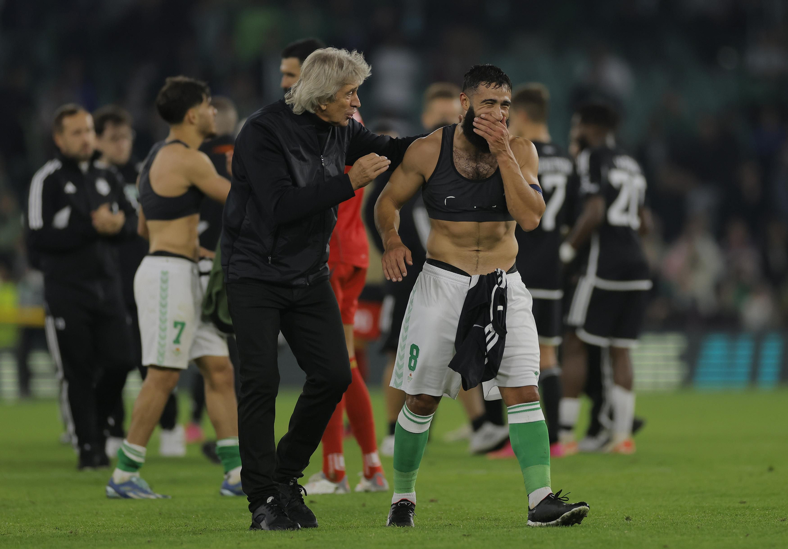 Pellegrini bromea con Fekir al final del partido.