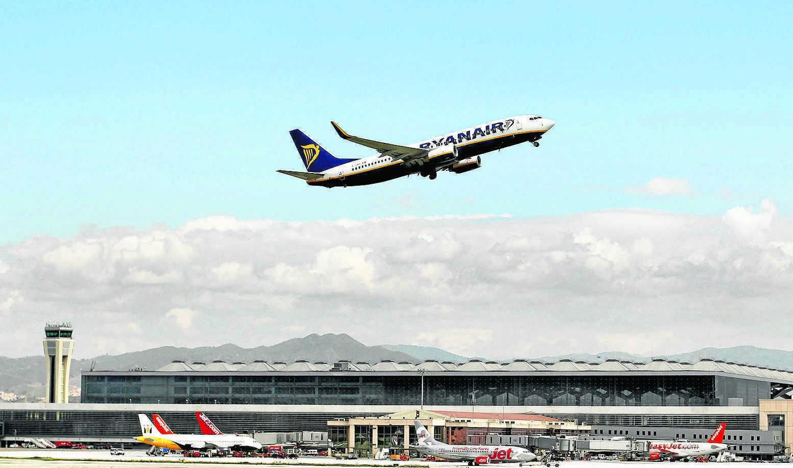 Vista de archivo de un avión despegando en el aeropuerto de Málaga.