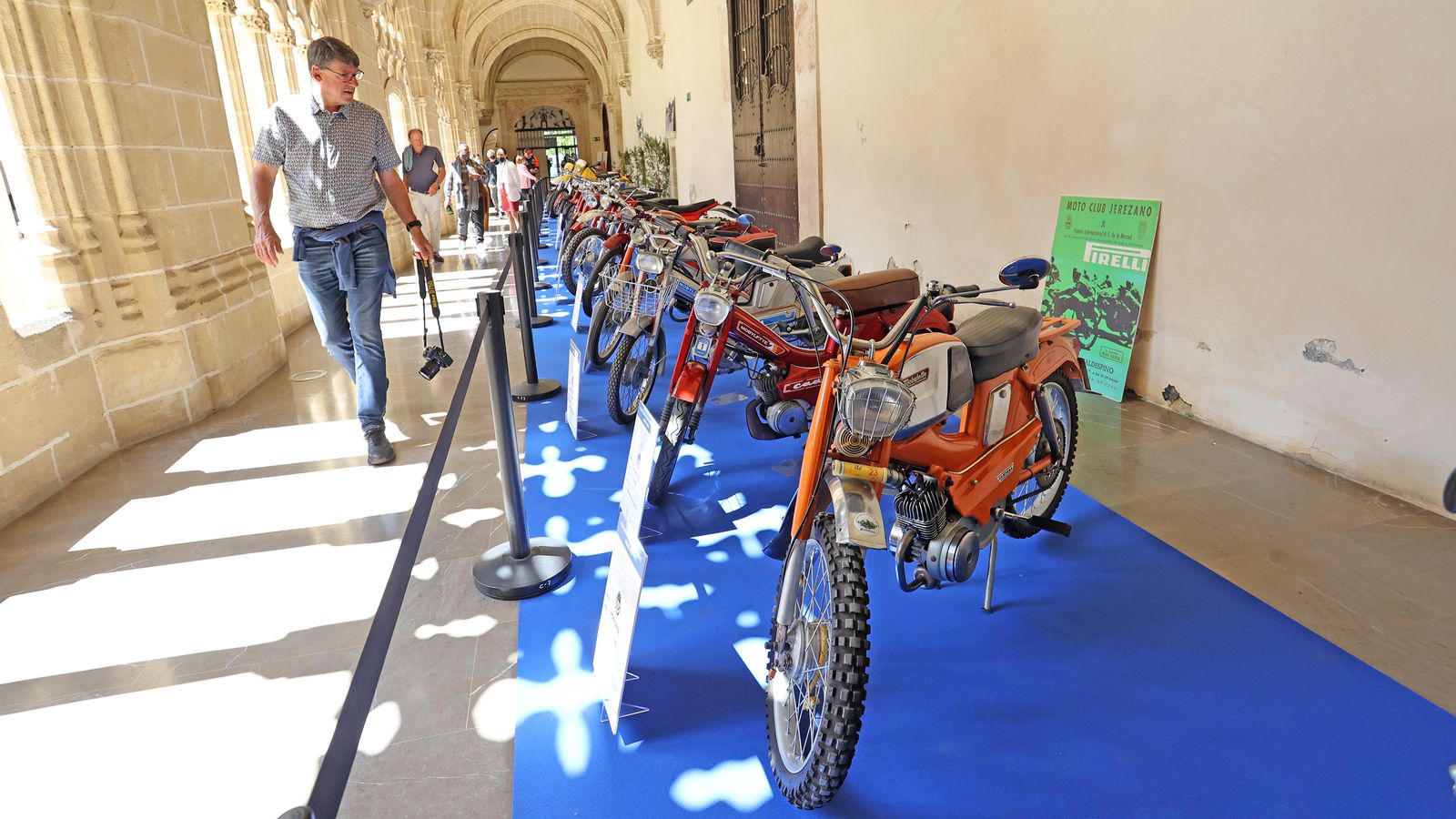 Exposición de motos clásicas en los Claustros